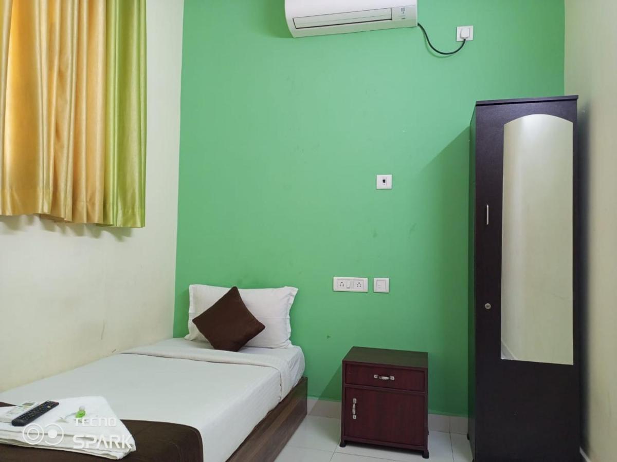 Green Tree Hotel-Near Vfs Global And Ramee Mall 첸나이 외부 사진