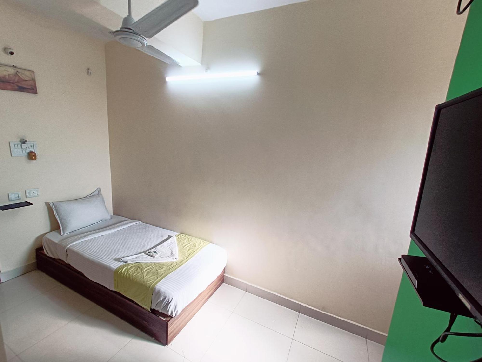 Green Tree Hotel-Near Vfs Global And Ramee Mall 첸나이 외부 사진