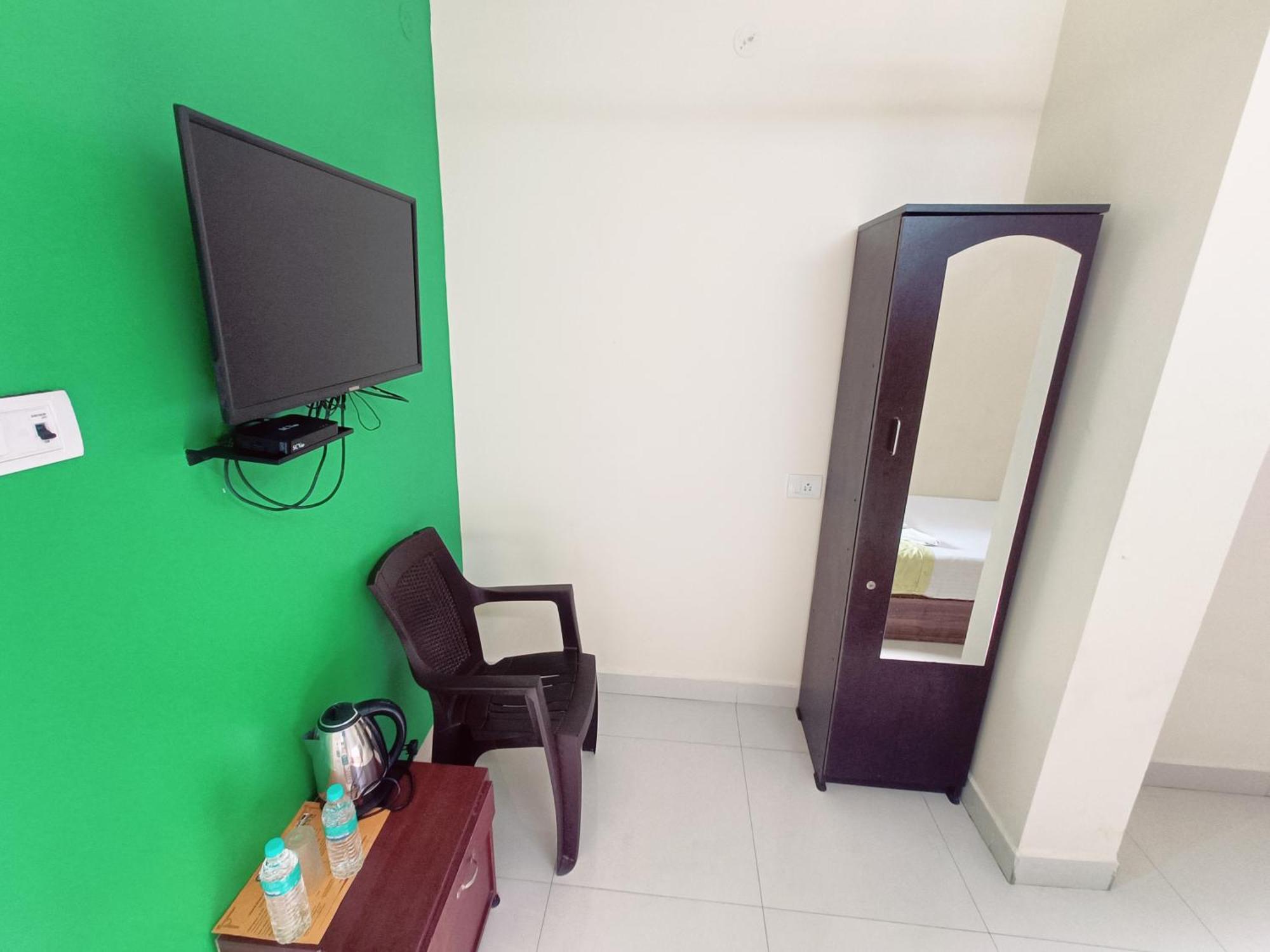 Green Tree Hotel-Near Vfs Global And Ramee Mall 첸나이 외부 사진