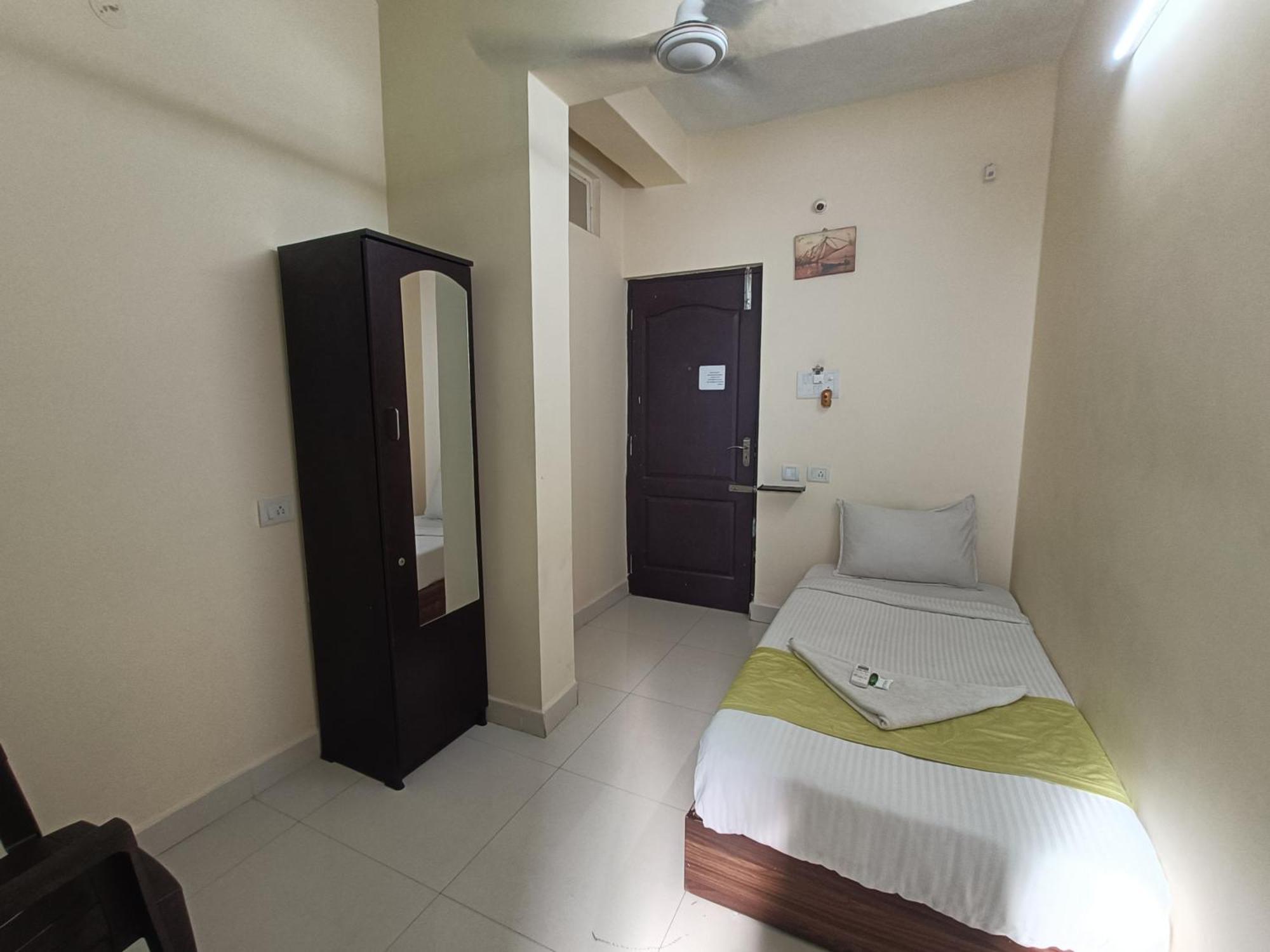 Green Tree Hotel-Near Vfs Global And Ramee Mall 첸나이 외부 사진