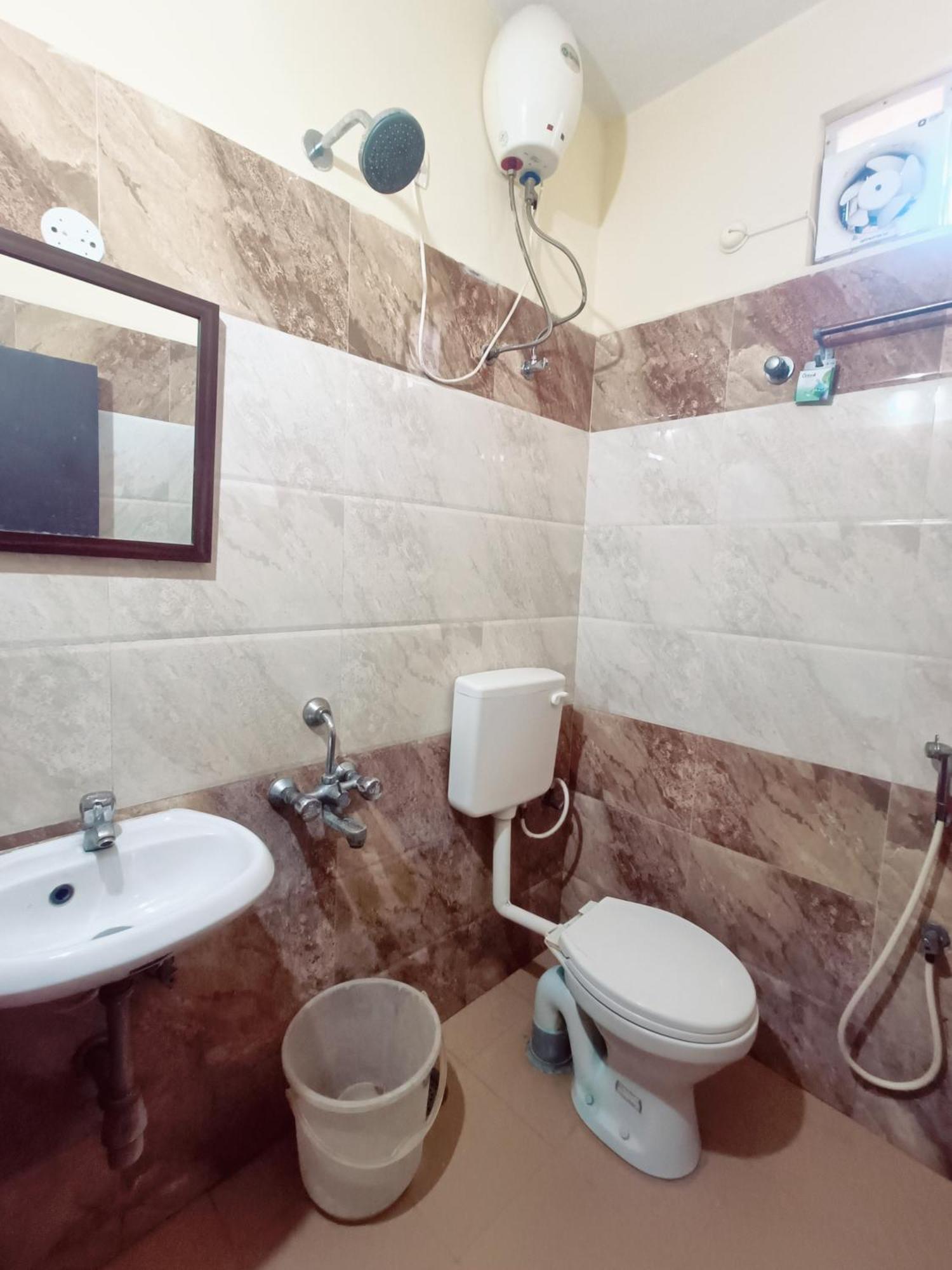 Green Tree Hotel-Near Vfs Global And Ramee Mall 첸나이 외부 사진