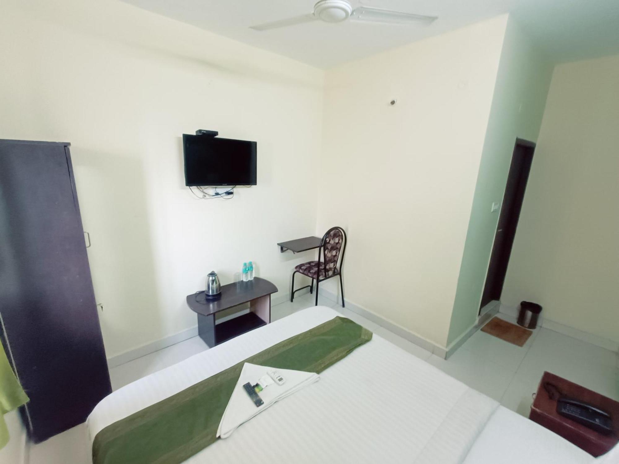 Green Tree Hotel-Near Vfs Global And Ramee Mall 첸나이 외부 사진